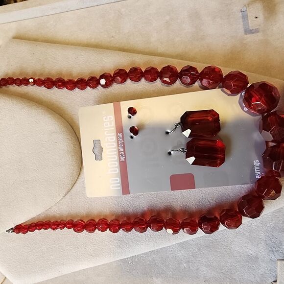 Red Beaded Jewelry Set - Picture 3 of 4